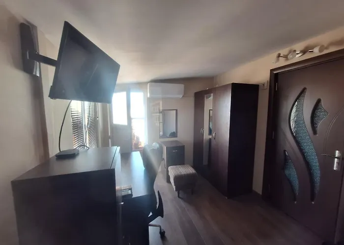 Lily Aparts 瓦爾納